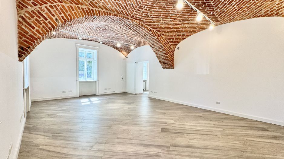 Spatiu birou in cladire istorica restaurata - Poză 12