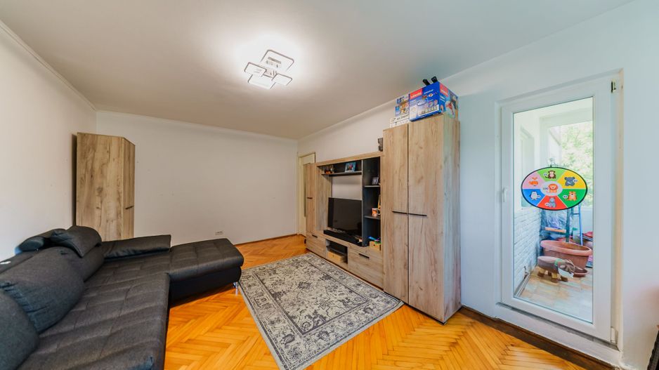 Apartament 2 camere, zona 300, decomandat, etaj 1 - Poză 3