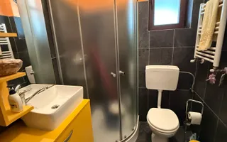 Casă înșiruită complet mobilată + curte+ 2 parcari în complex inchis! - Poză 19