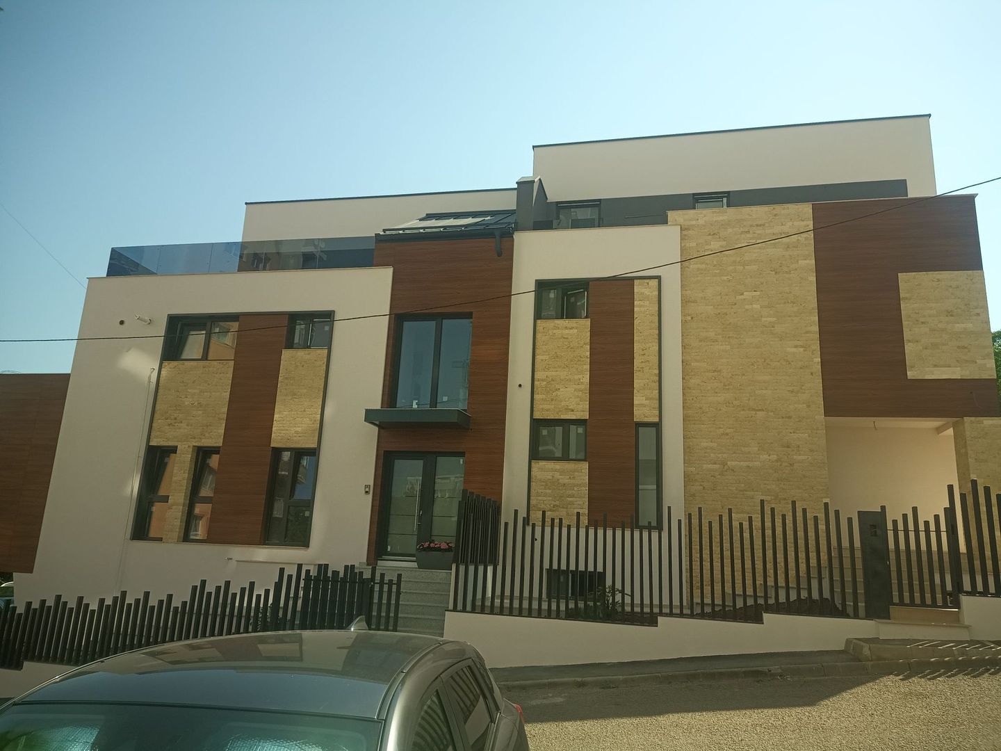 Vând casă tip duplex, spațiu comercial și garaj - Poză 1