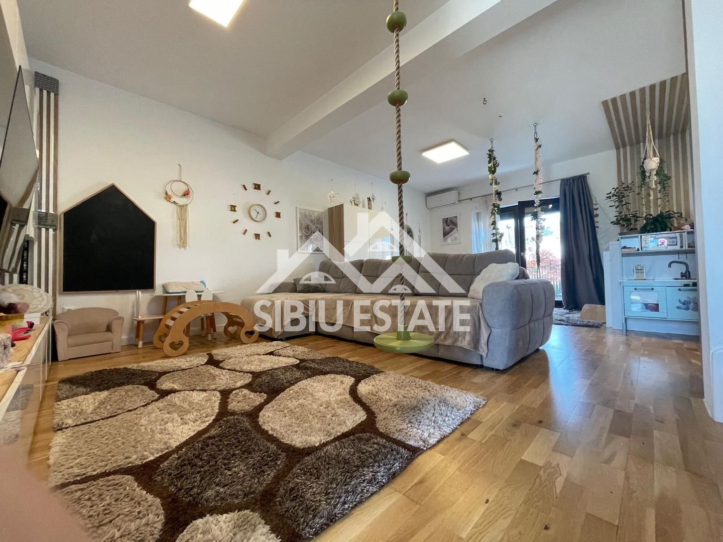 Duplex elegant cu 5 camere, 2 bai, curte in Cristian - Poză 7