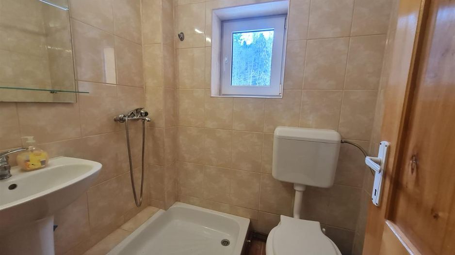 Cu 4.200mp teren, Vila cu potential turistic, in inima Predealului - Poză 26