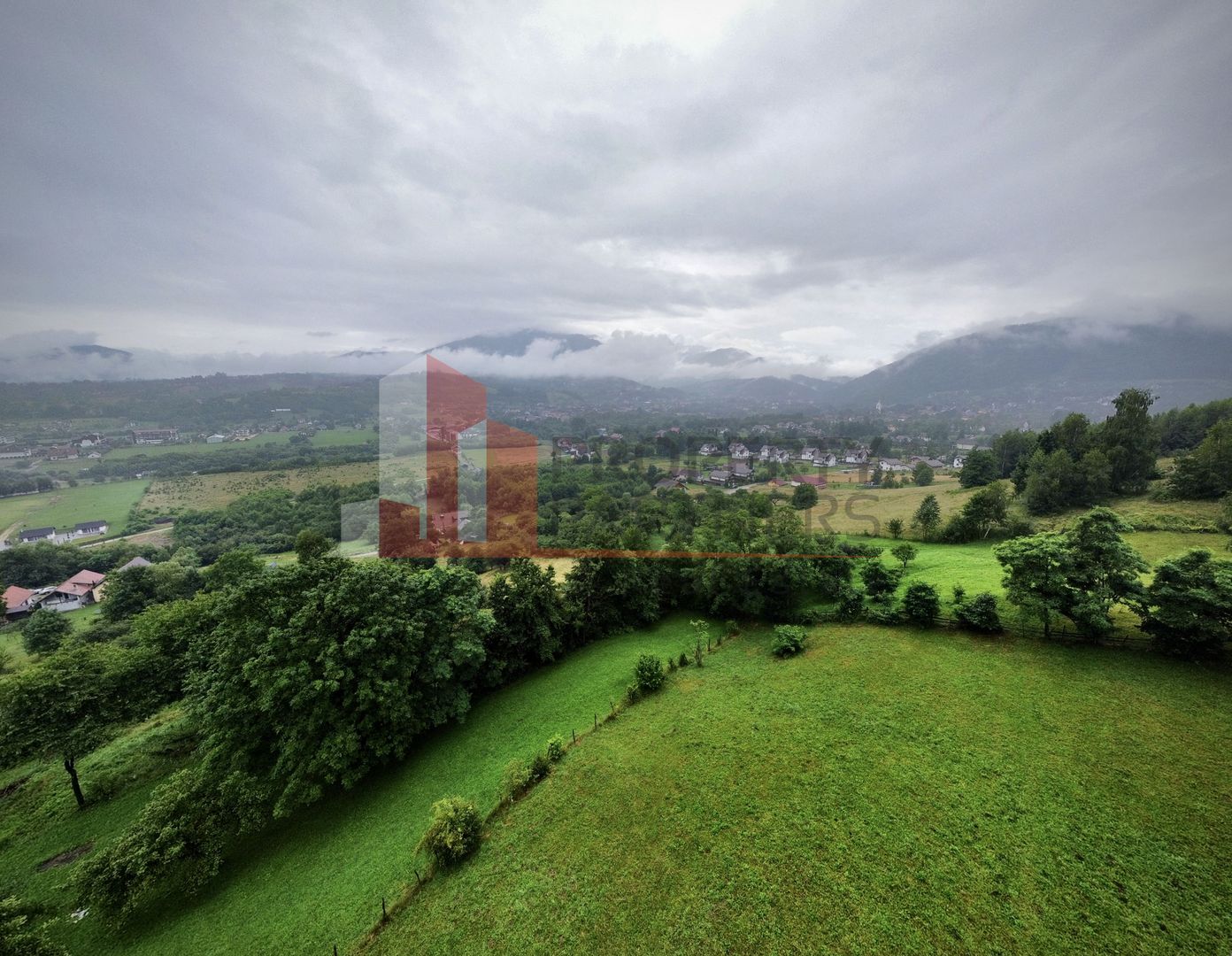 Vilă 340 mp Bran | Teren 5500 mp | 6 dormitoare cu băi proprii - Poză 35