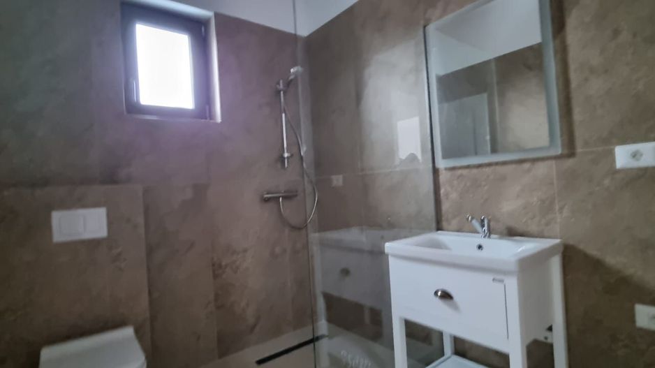 Reședință Modernă cu Finisaje Distinse - Poză 8