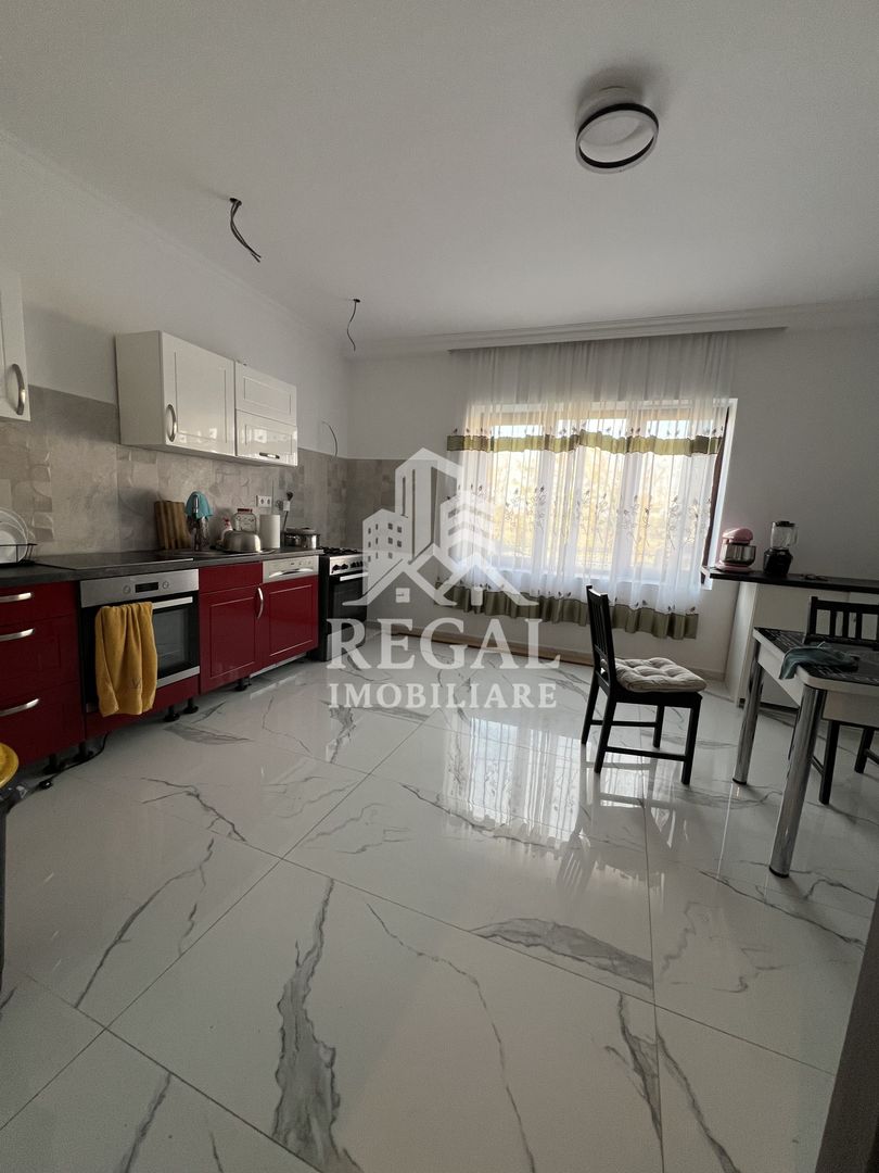 Casă spațioasă de vânzare în Ruși – pentru locuință sau investitie - Poză 6