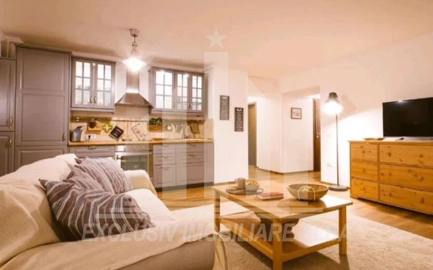 Apartament cu 3 camere de vanzare, Centru - Poză 1