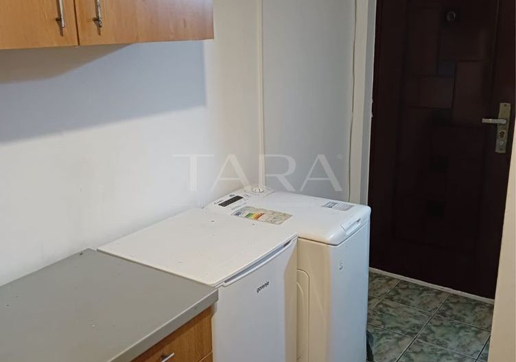 Garsonieră de vânzare,  etaj 2, baie proprie, zonă liniștită. - Poză 2