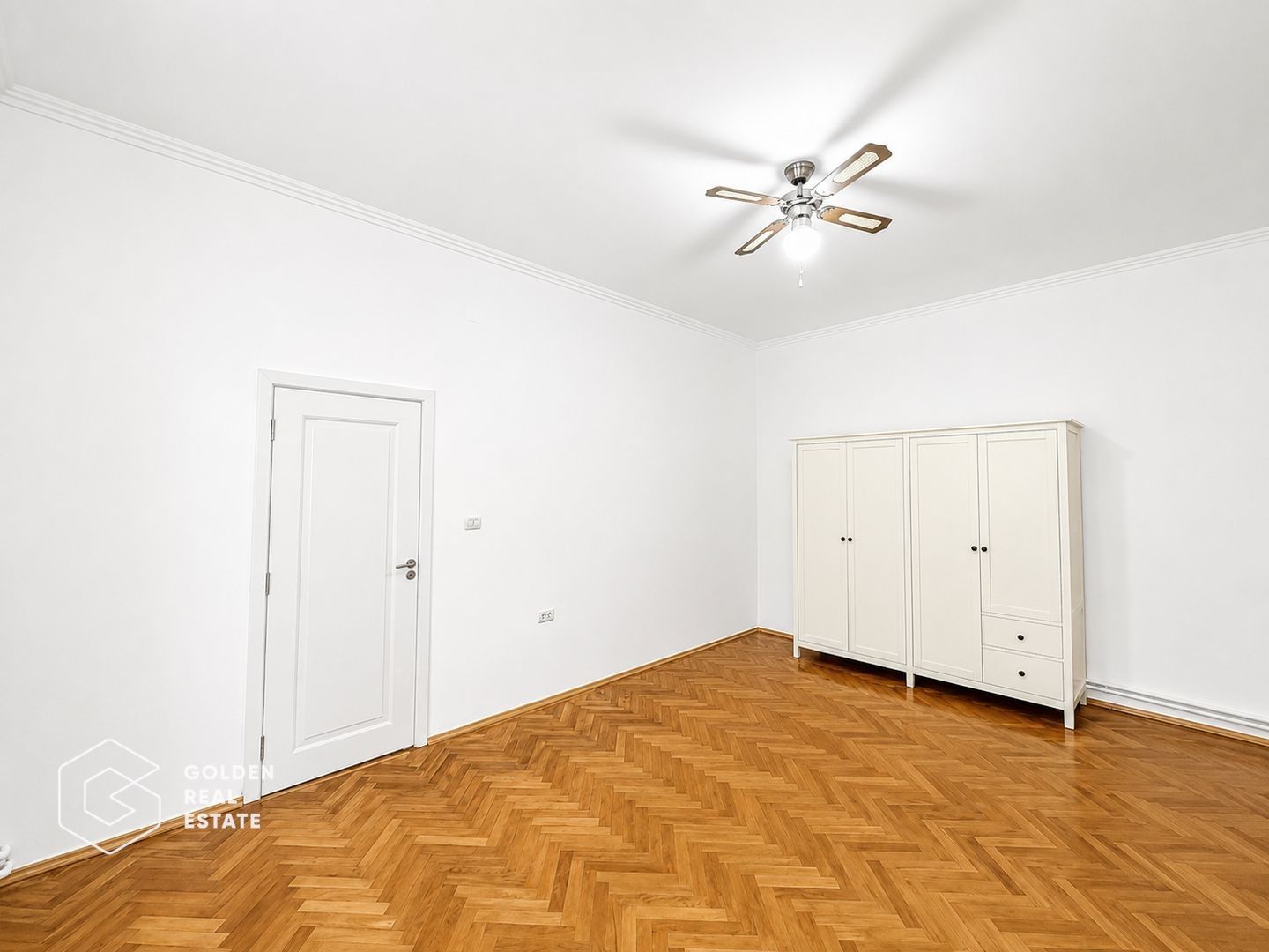 Apartament ultracentral, 2 camere, curte cu acces auto - Poză 2