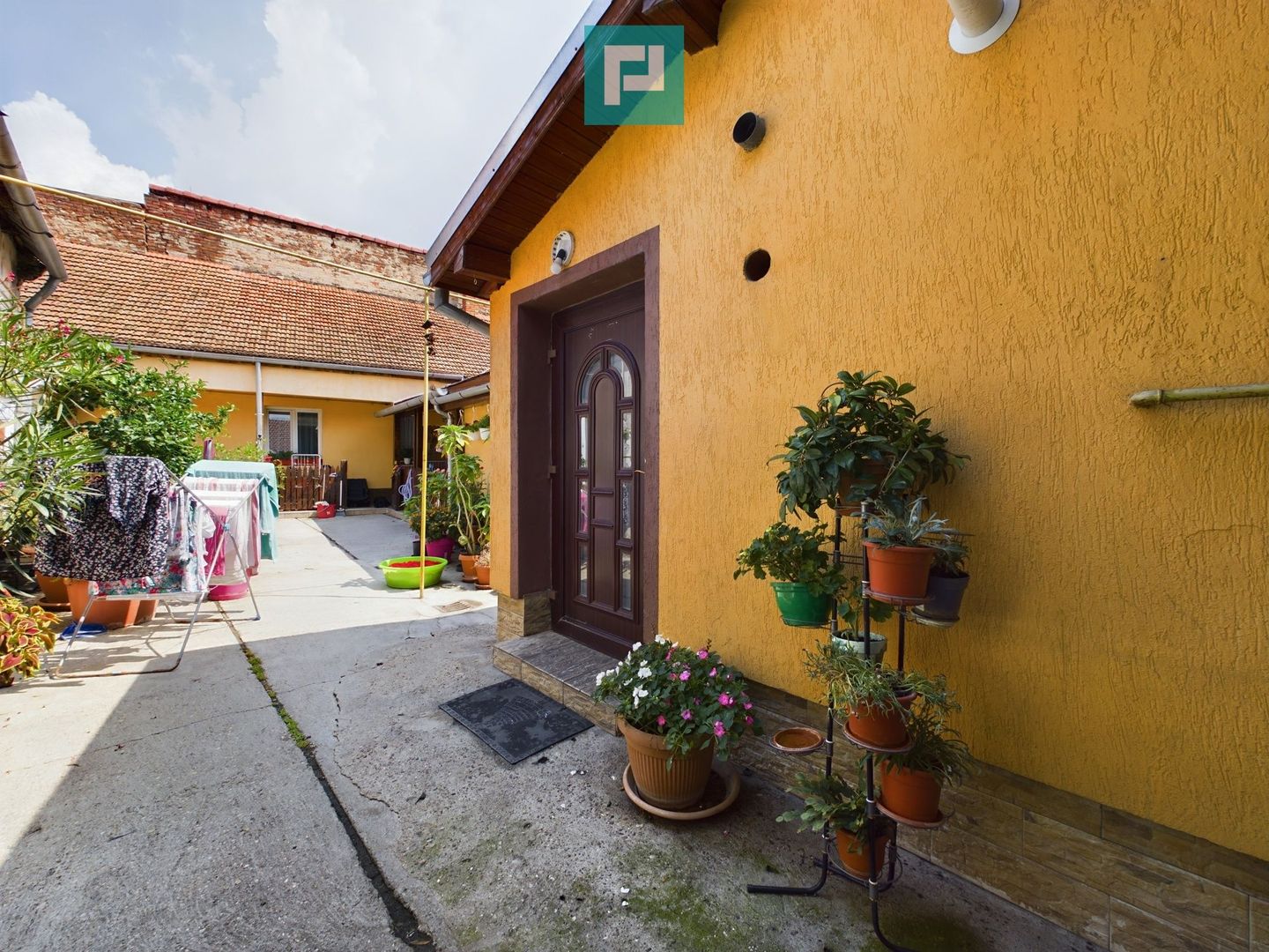 Apartament la curte comuna, Boul Roșu. - Poză 1