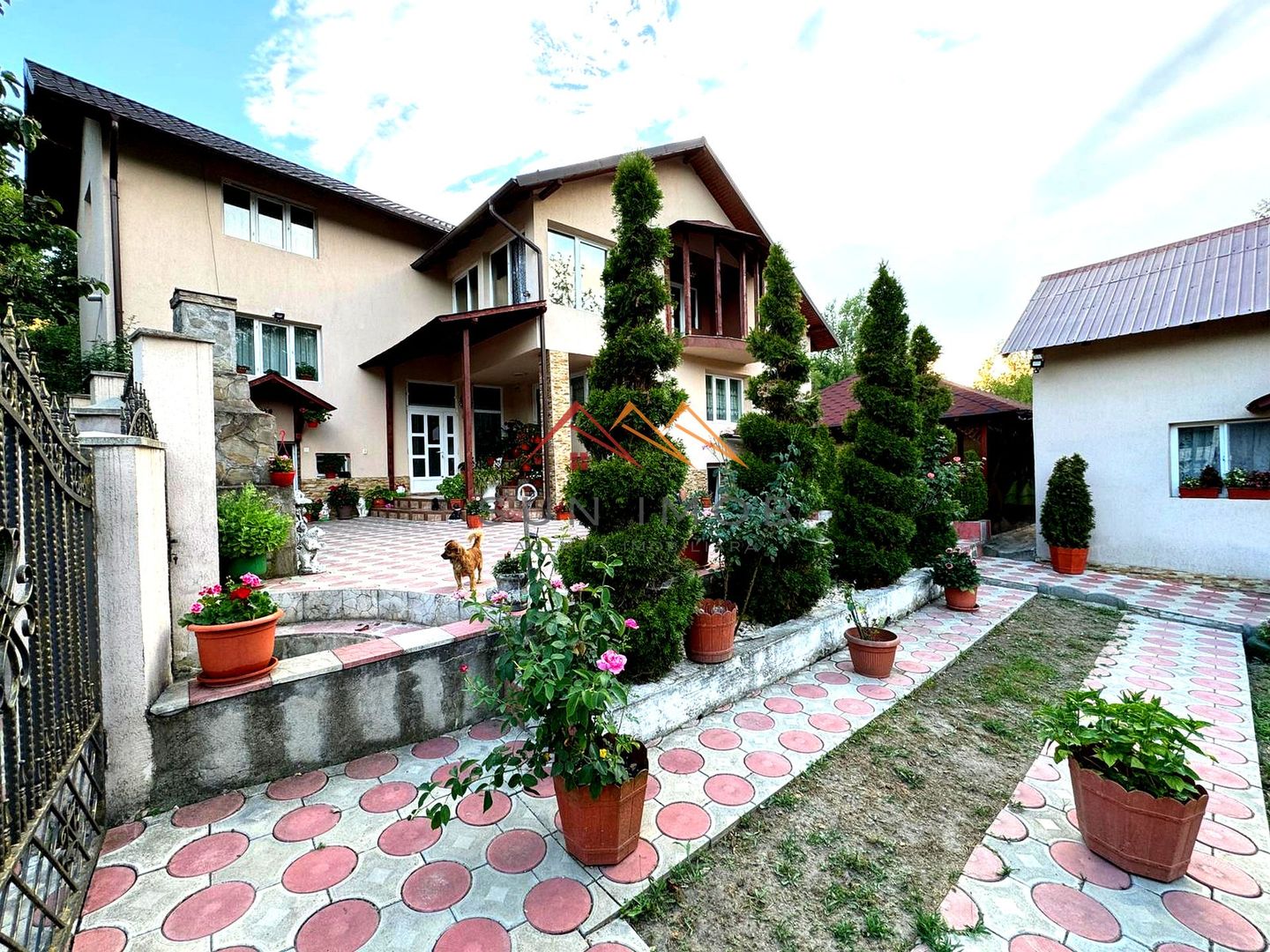 Casa 4 camere, anexe, recent renovata, foisor, teren 781mp, Izvoru, DB - Poză 1