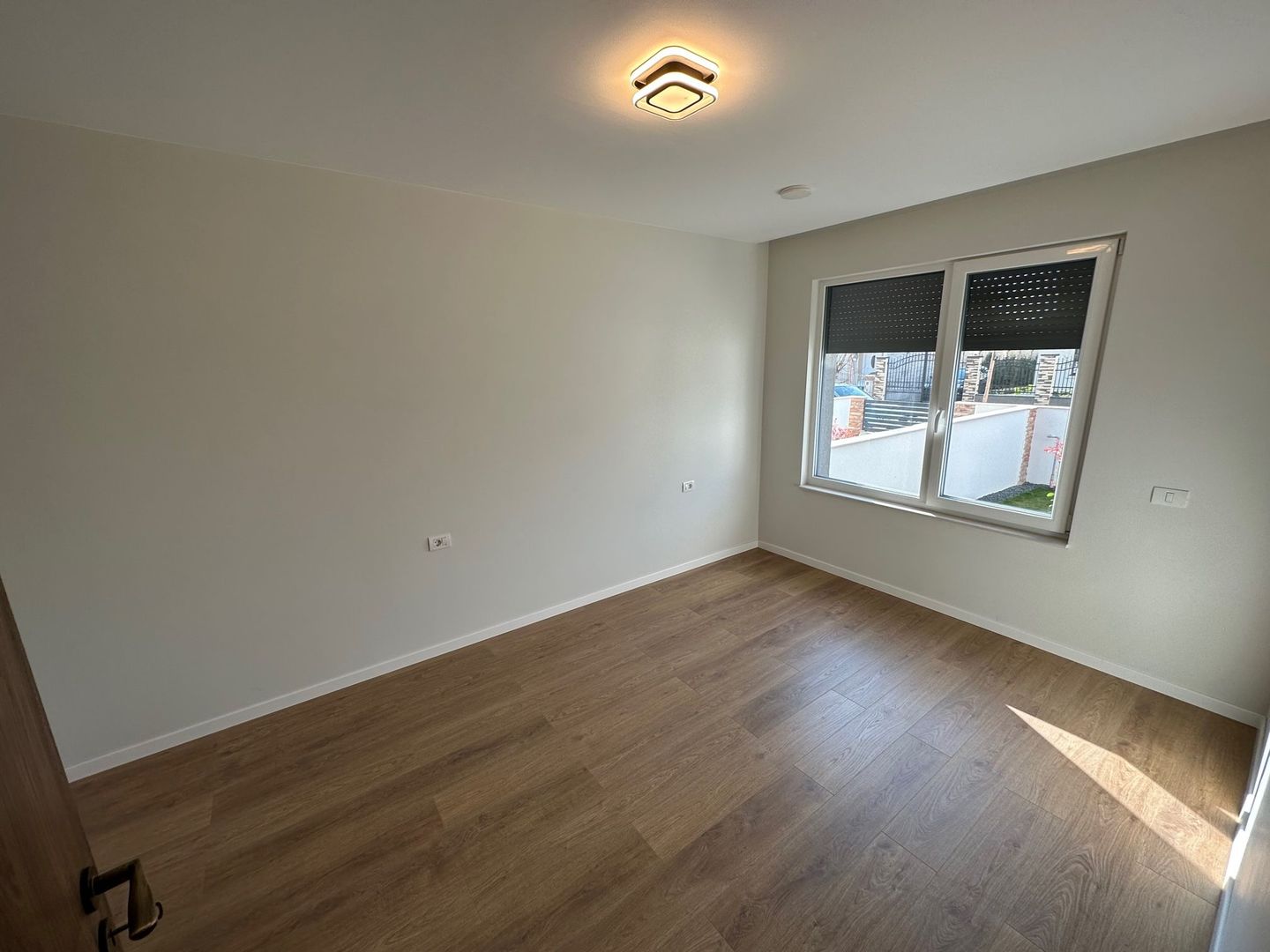 Duplex deosebit cu garaj și subsol - Poză 8