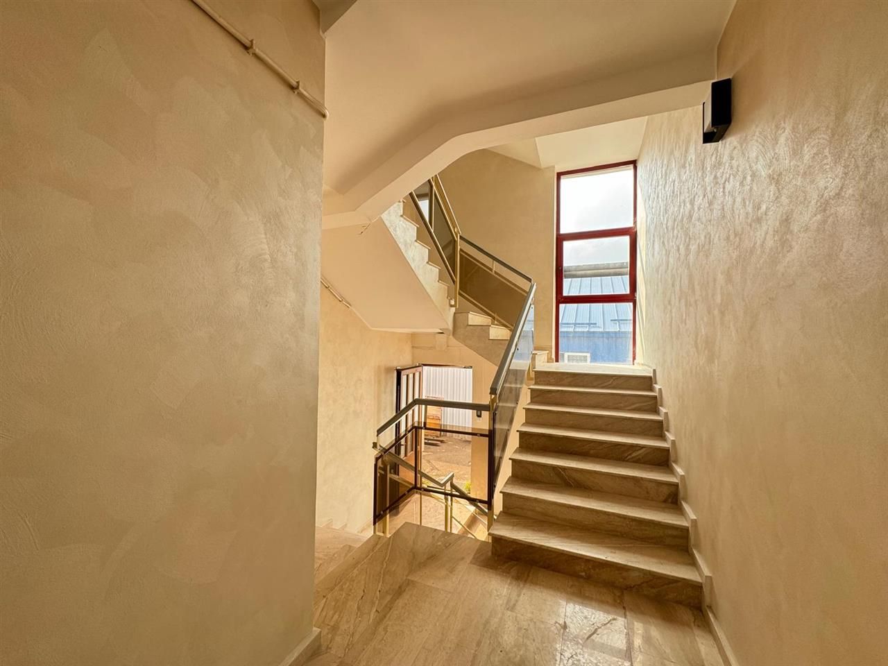 Spatii comerciale moderne de inchiriat, in cladire recent renovata - Poză 4