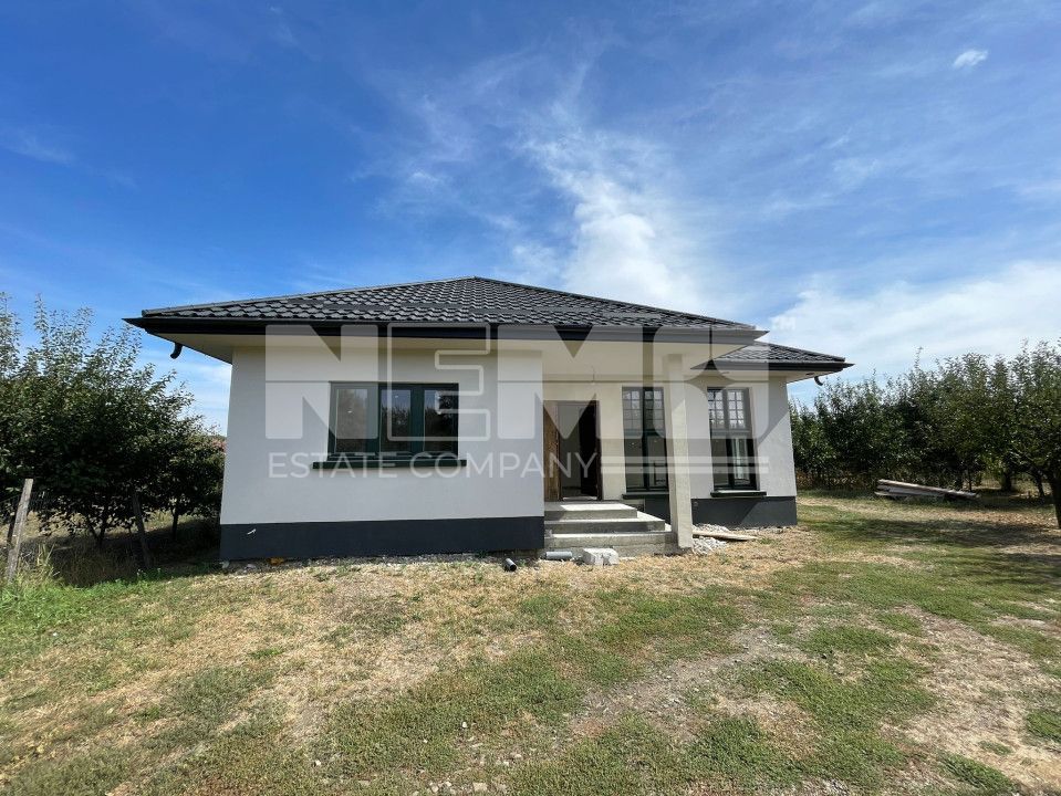 CASA CU 11 ARI TEREN - DRUM PRIVAT - LIVADA - Poză 1