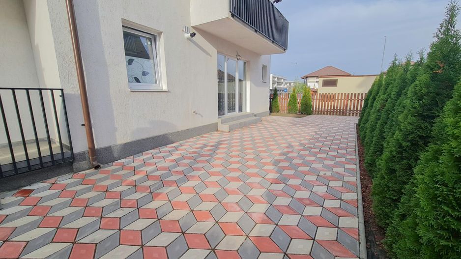 Apartament nou, mobilat și utilat - 3 camere, 2 bai și curte - Poză 3
