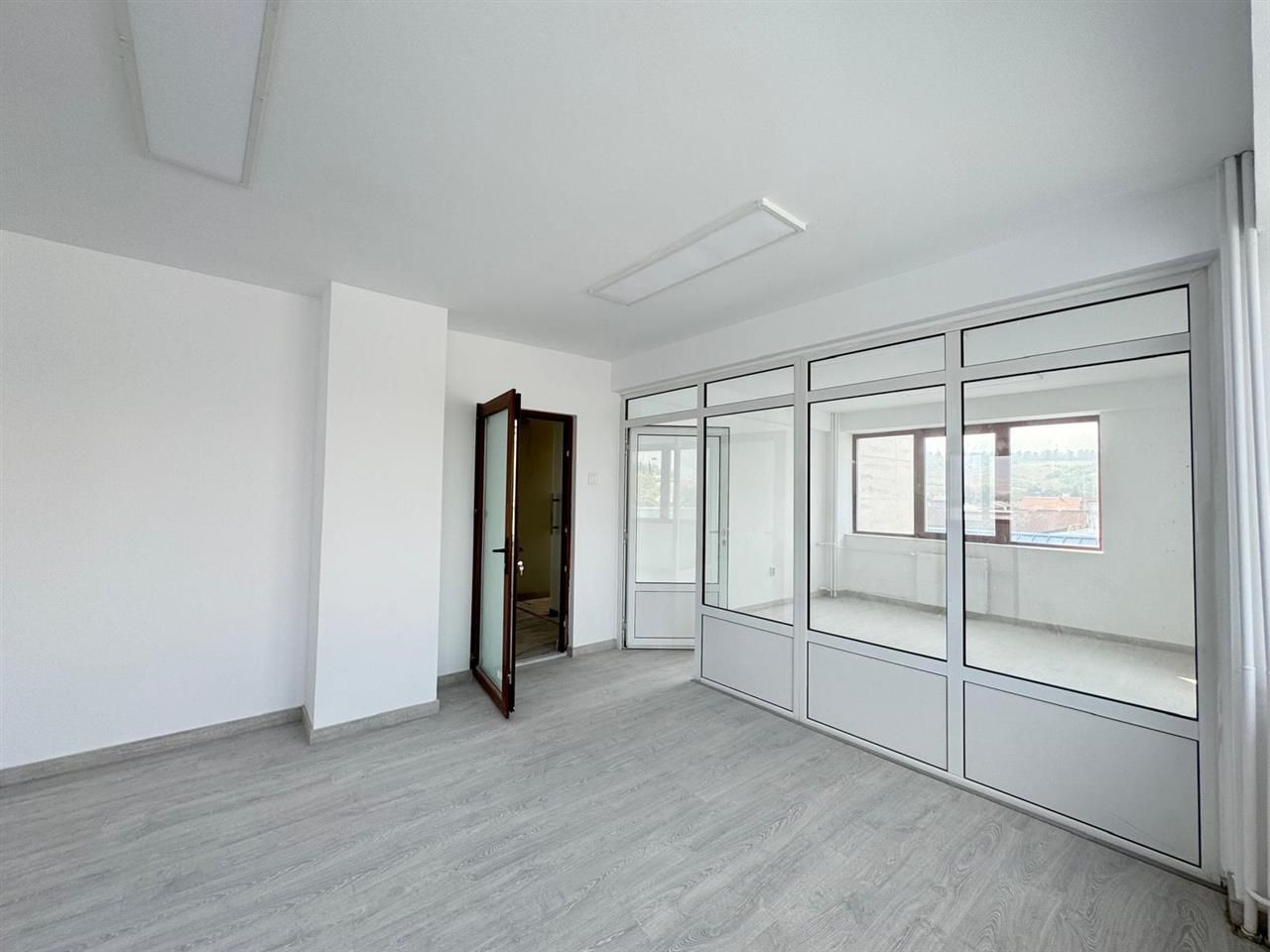 Spatii comerciale moderne de inchiriat, in cladire recent renovata - Poză 7