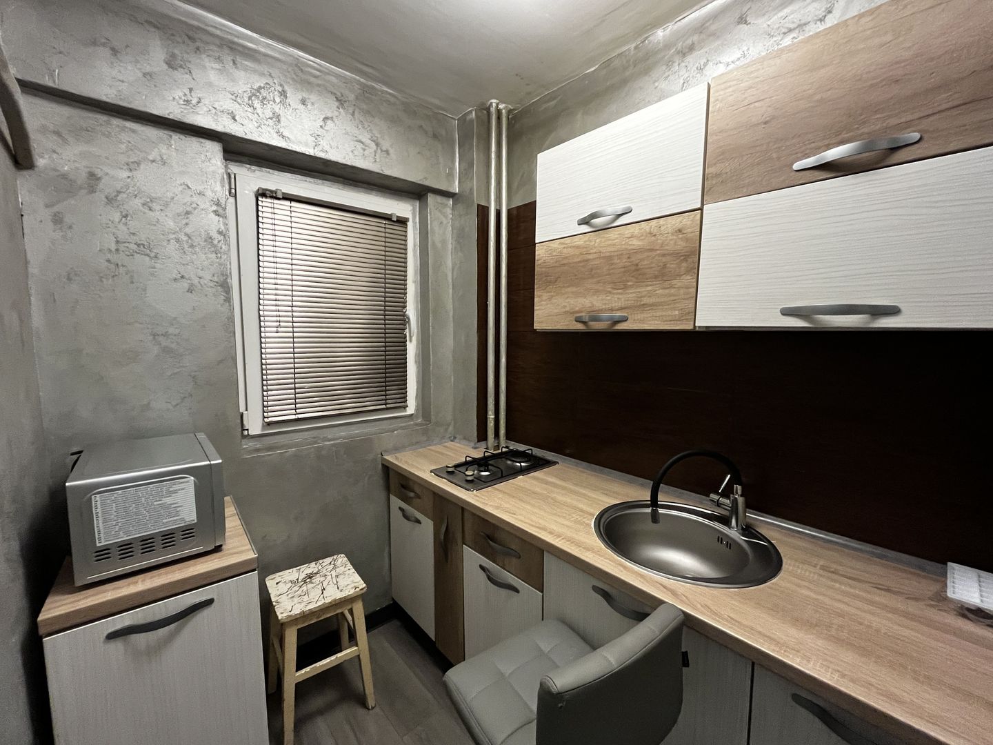 Garsonieră renovată 2025, parter, mobilată complet, zona Titan - Poză 3