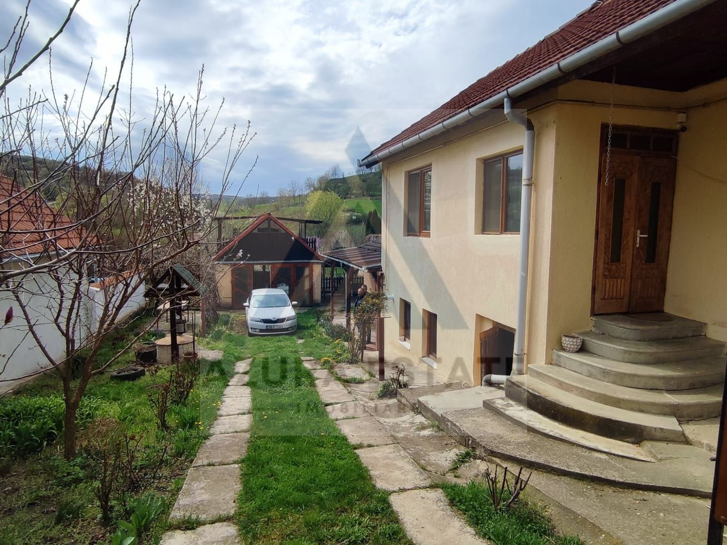 Casa 4 camere 2 bai garaj inchis pivnita si teren 740 mp in Seica Mica - Poză 1