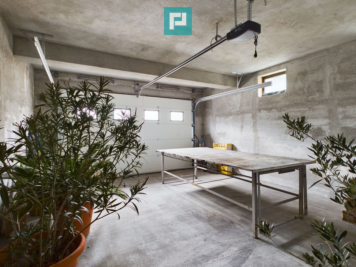 Vilă modernă pe 3 niveluri la gri în Poltura - Poză 16