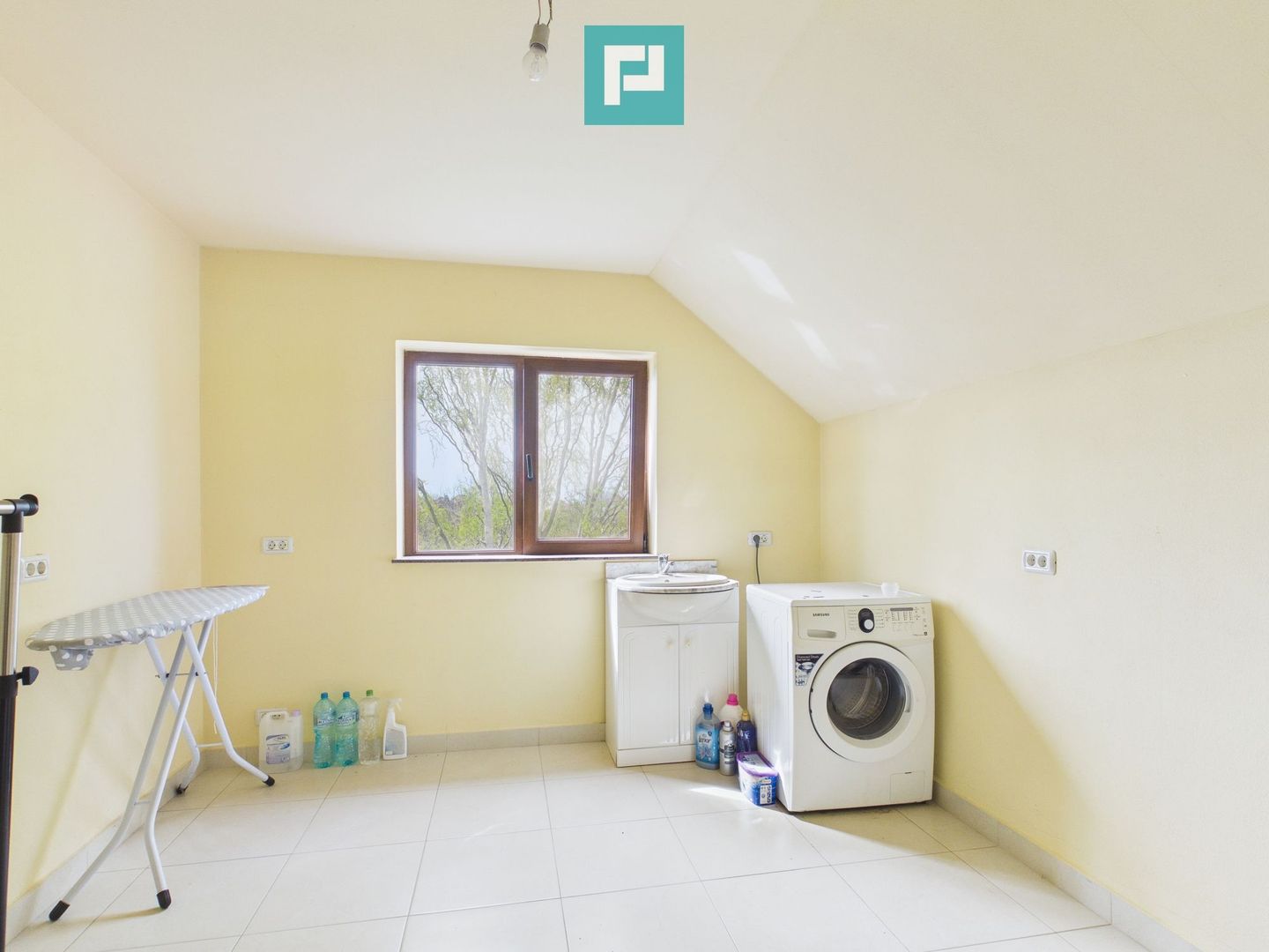 Casă spațioasă în Sântana - Poză 11