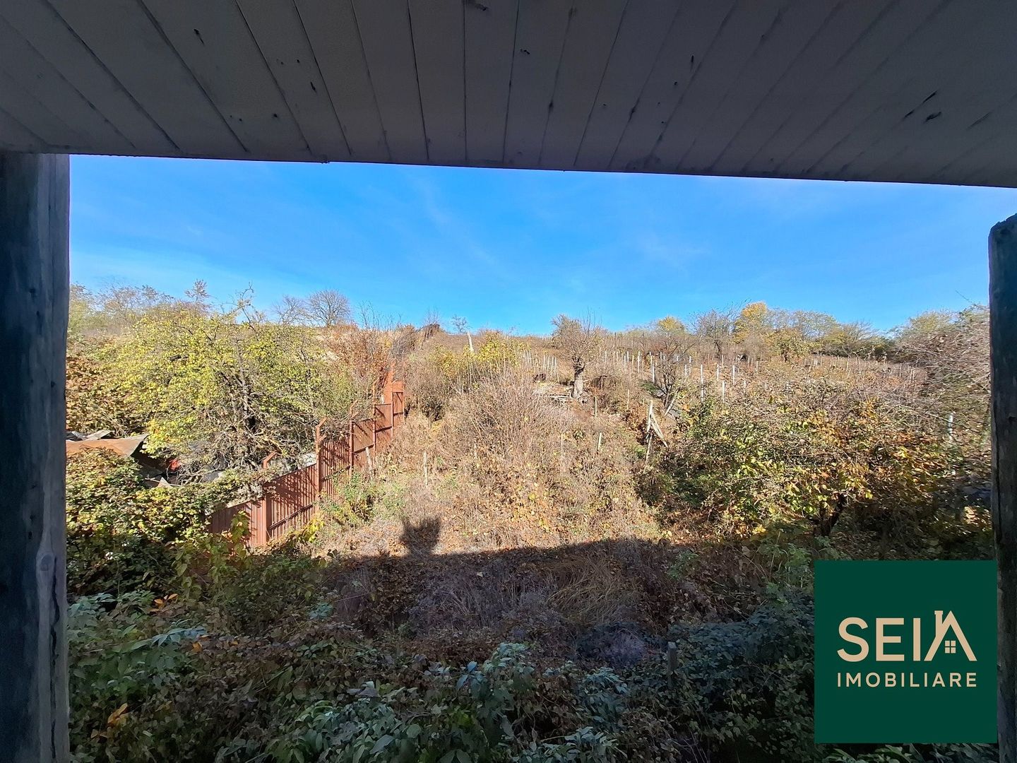 ila cu 6 camere + casă locuibilă pe teren intravilan de 1700 mp, cu vi - Poză 4