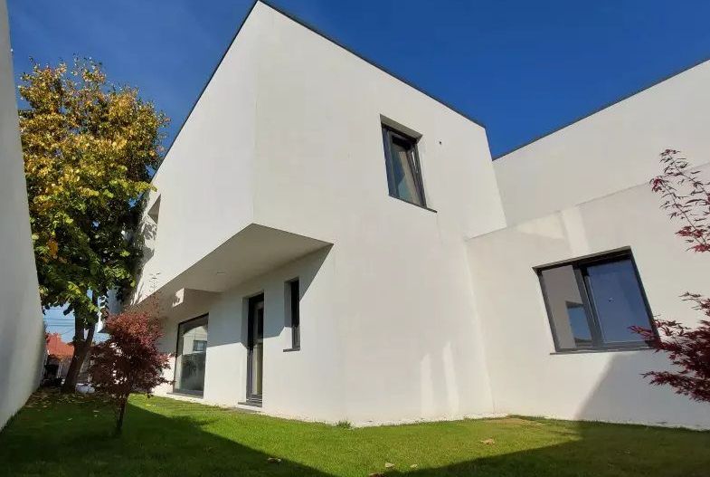 O casa simpla alba dar totusi sofisticata zona Pipera - Poză 9