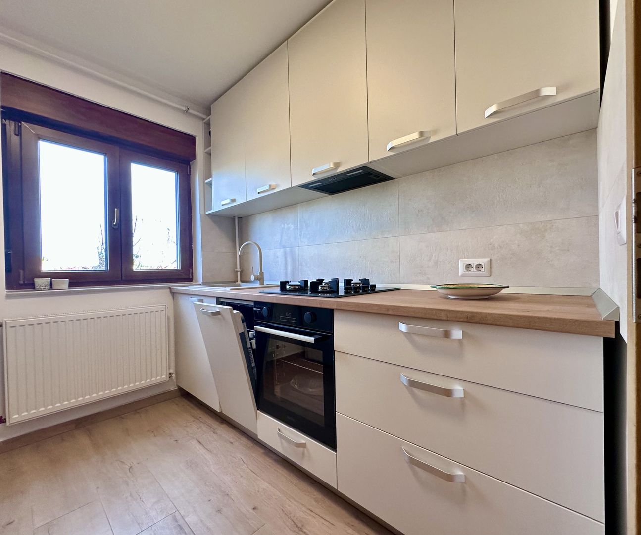 Apartament decomandat 3 camere de închiriat în Piața Bălcescu - Poză 9