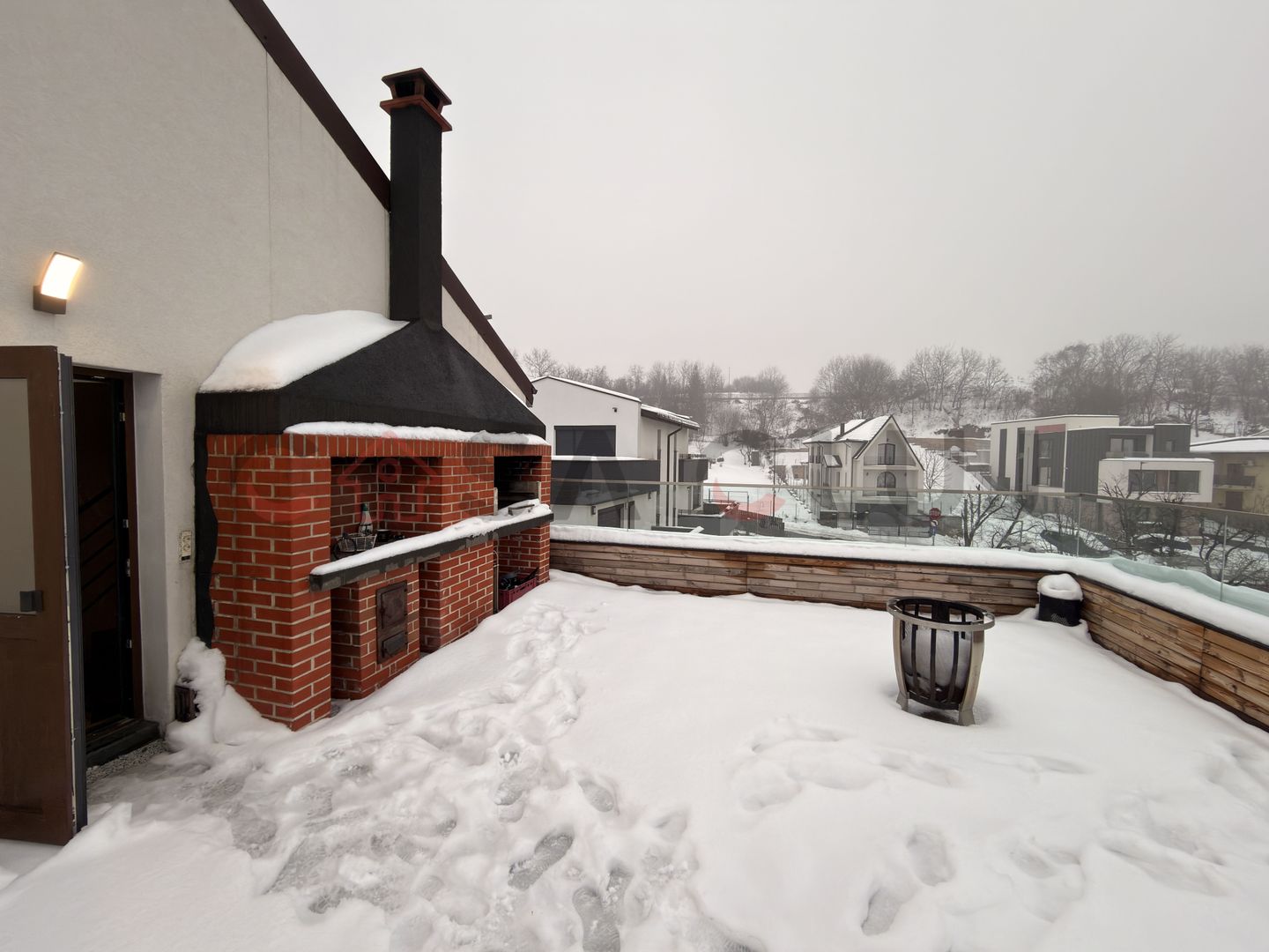 Apartament tip penthouse cu terasa si acces la curte - Poză 5