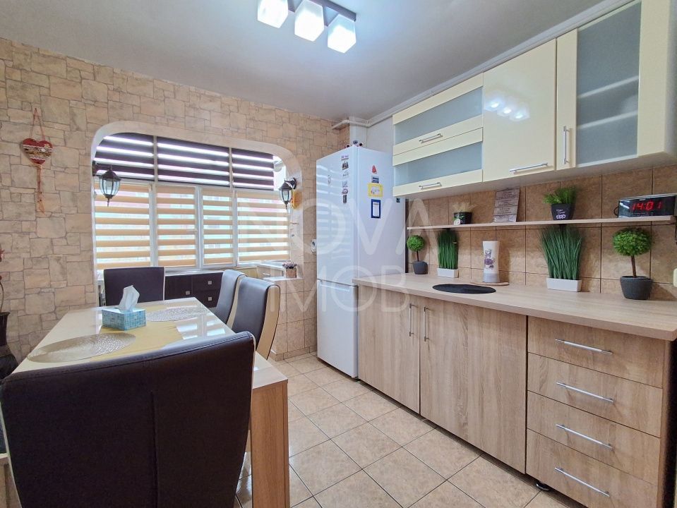 Apartament de inchiriat 3 camere etajul 4, cu lift,  Zona Vasile Aaron - Poză 6