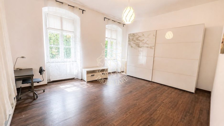 Apartament Renovat Complet 2 camere-et 1-parcare-curte comuna-Central - Poză 1