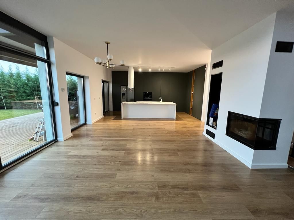 Locuinta moderna spatioasa cu garaj - Poză 1