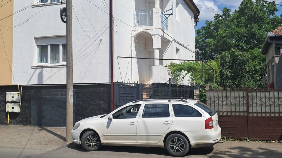 Casă de vânzare ,semicentral - Poză 1