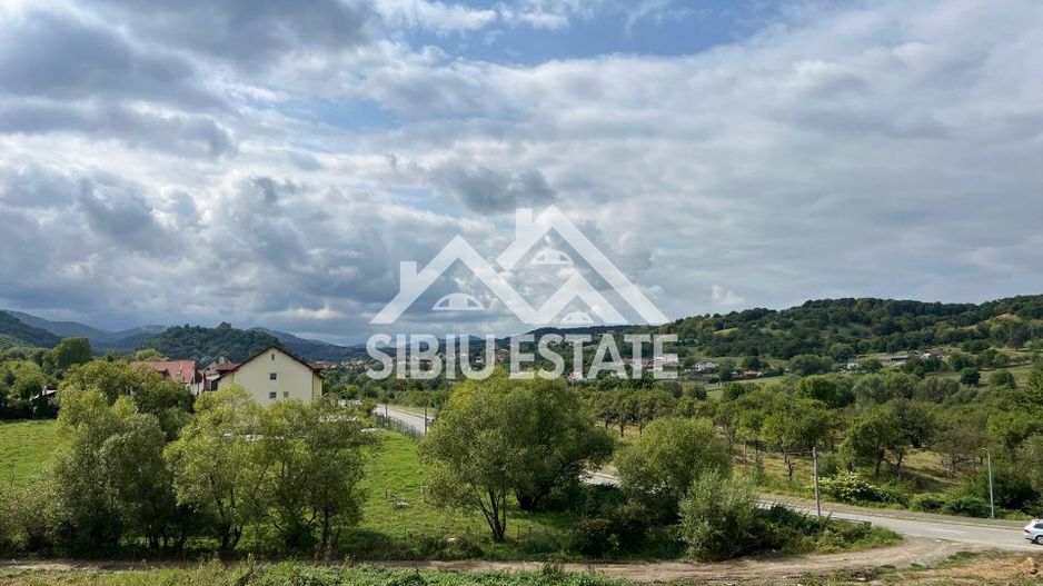 Vila spațioasa cu priveliște superbă spre cetatea Cisnadioarei - Poză 5