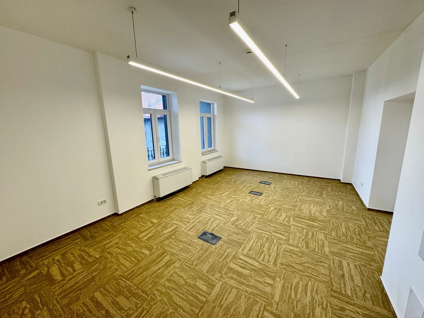 Cladire Brancoveneasca 30 de birouri 1100 mp dubla deschidere - Poză 10