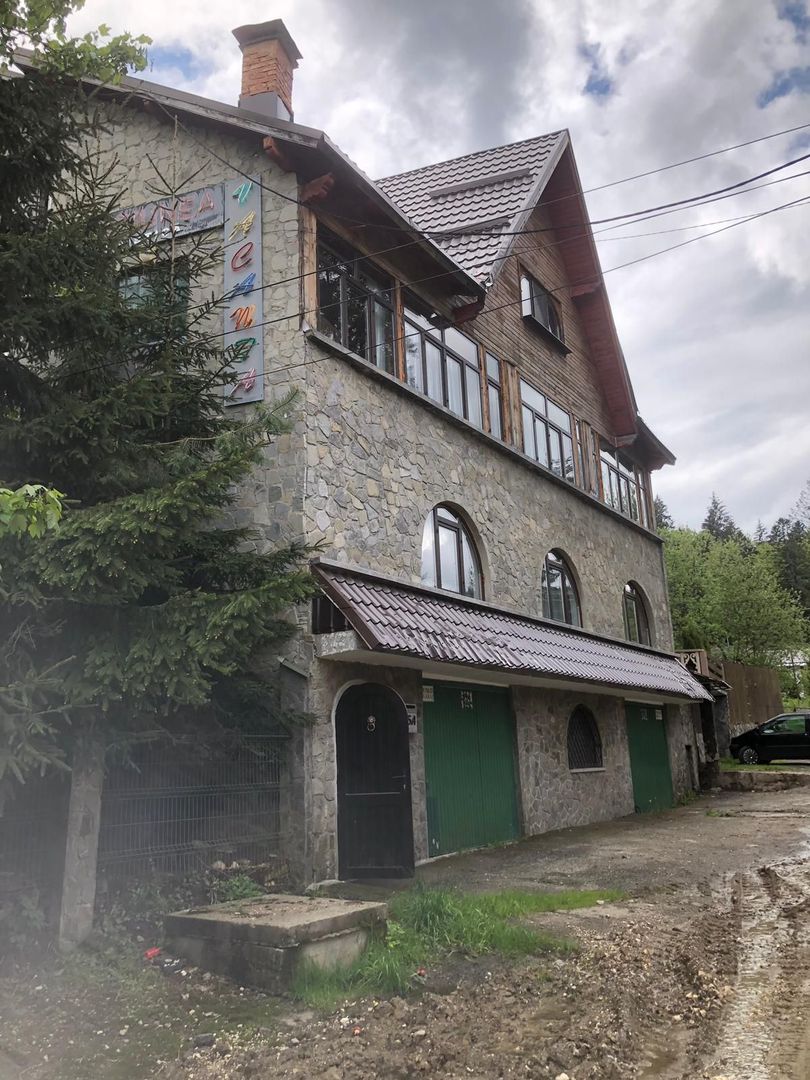 Vila Predeal 500 mp de renovat potential 6 apartamente 3 garaje - Poză 2