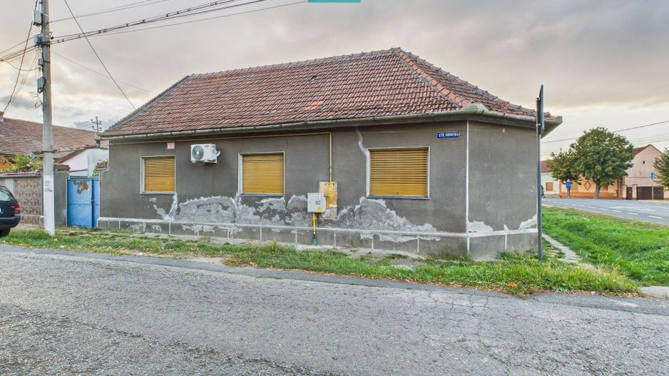 Casă cu 8 camere de renovat în Pârneava - Poză 1