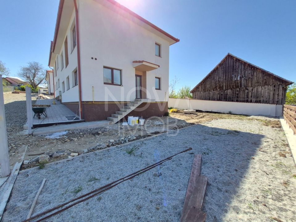 Casa tip duplex, la alb - Sura Mica - COMISION 0 - Poză 2