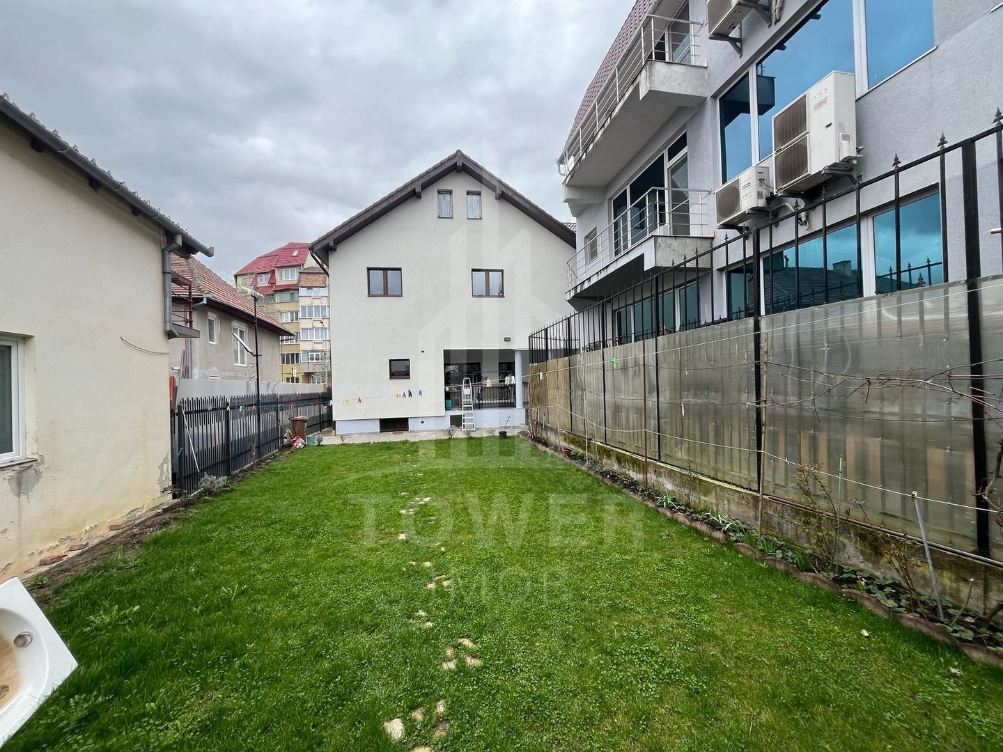 Casă nouă  cu 8 camere, 5 băi și curte – 220 mp utili – 480.000€ - Poză 2