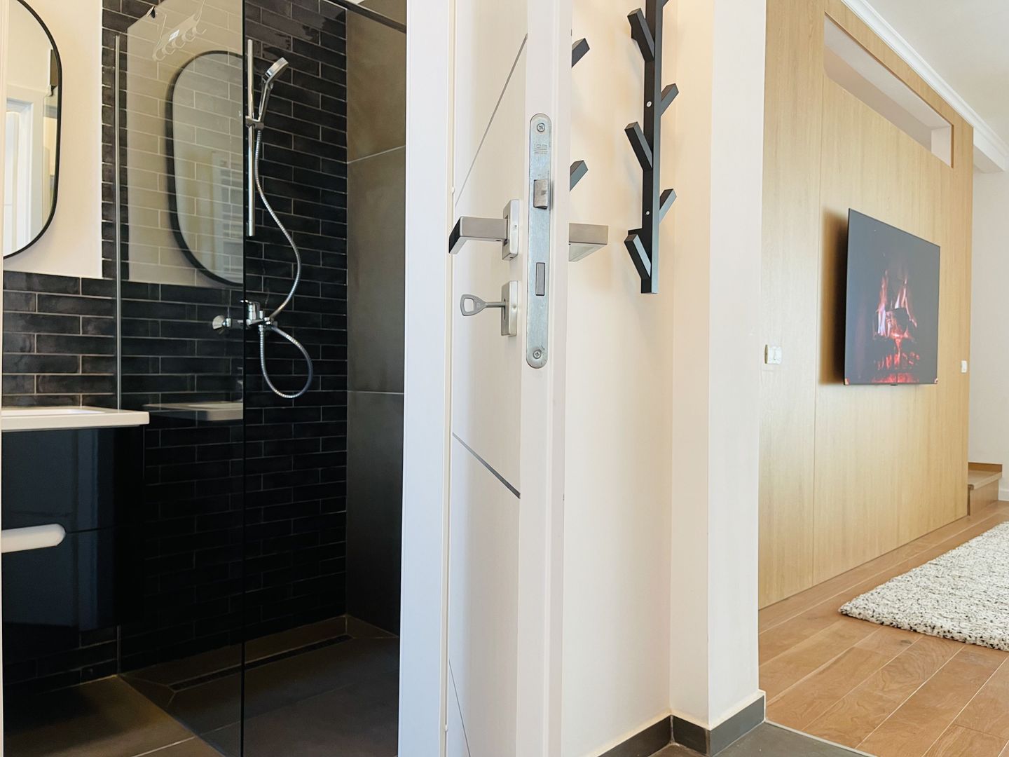 INCHIRIATA - Prima inchiriere, Segmentul Lux | Central | Panouri solare - Poză 5