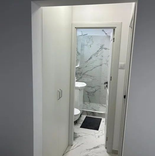 Apartament 2 camere Piața Victoriei – renovat complet, balcon - Poză 3