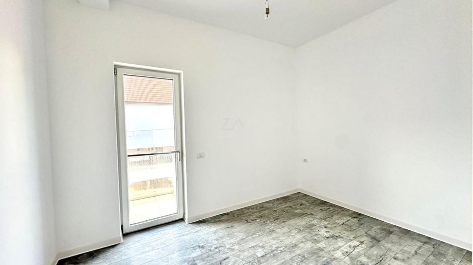 Etaj 1. Bucatarie inchisa. Drum asfaltat. Loc de parcare. - Poză 9