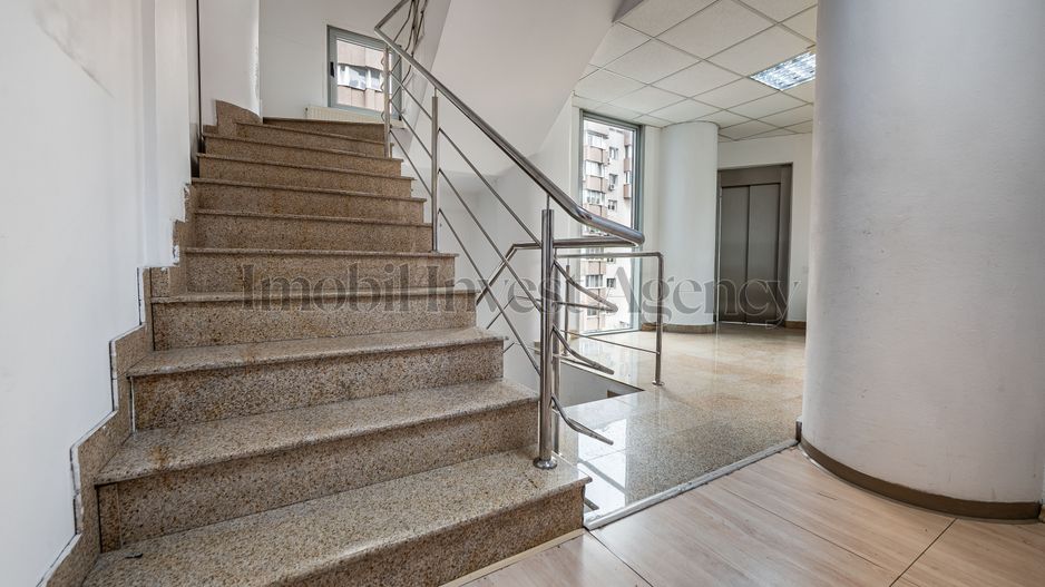 Cladire de birouri Vitan pretabilă pentru diverse afaceri. - Poză 14