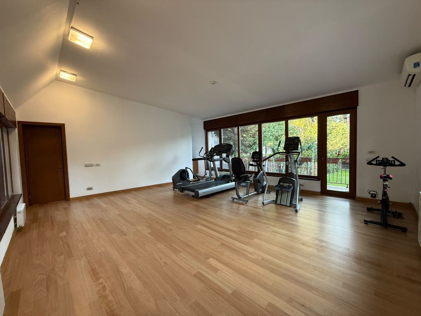 Vilă elegantă cu teren de aproximativ 1.000 mp - Poză 28