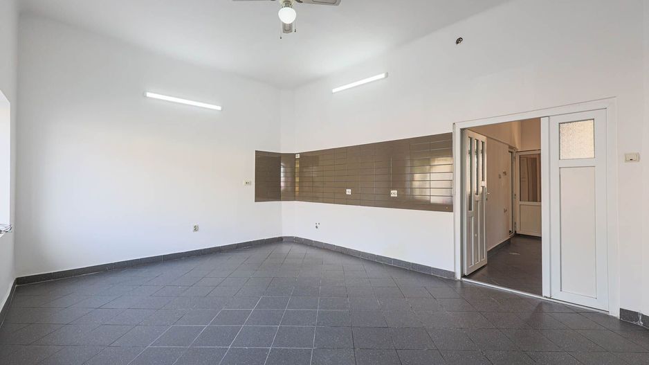 Locație excelentă: Spațiu comercial  Reprezentanță sau Închiriere. - Poză 5