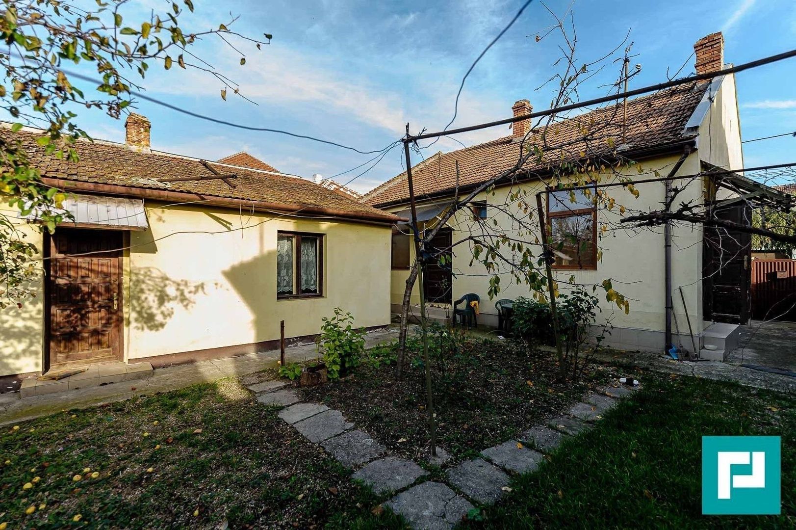 Casă cu teren în Pârneava - Poză 1