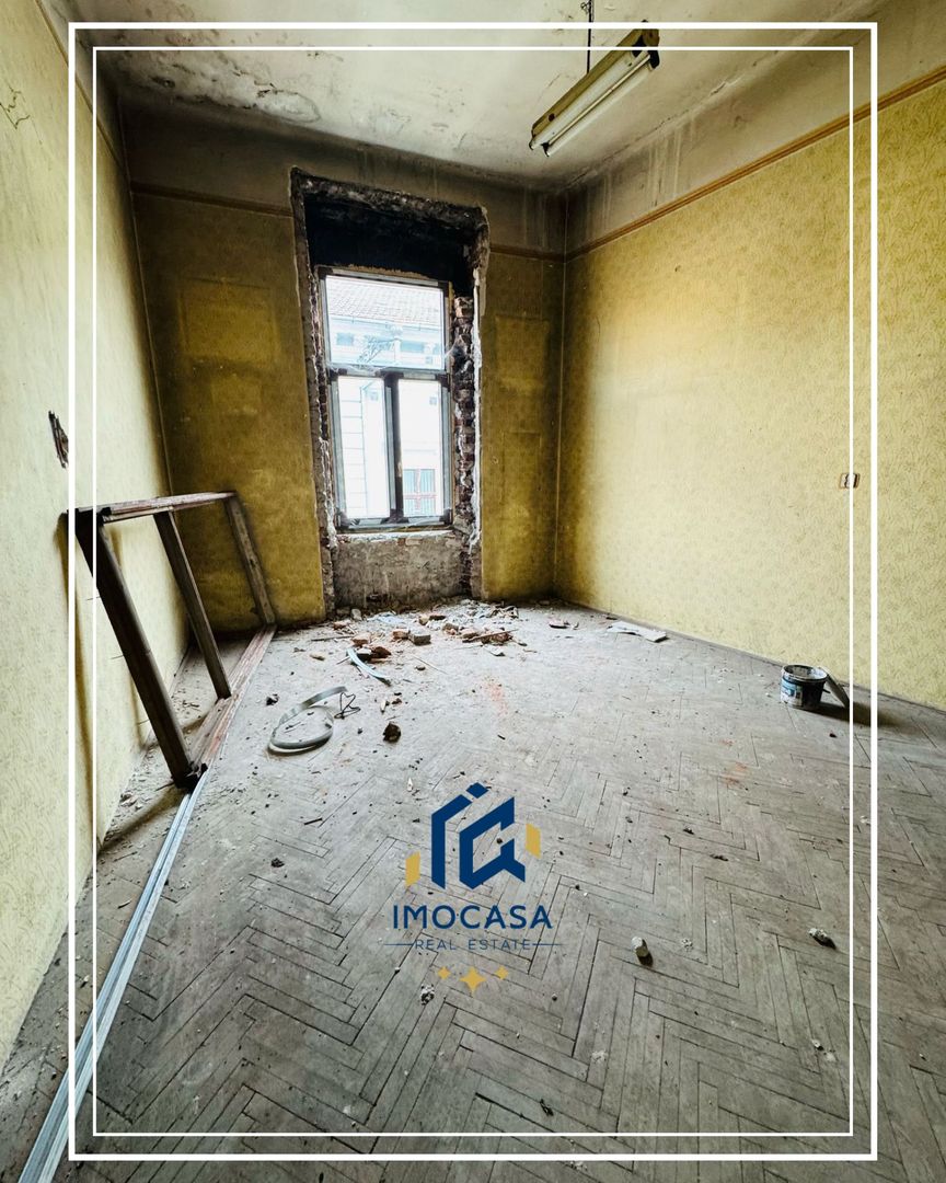 De vanzare Apartament de renovat 4 camere generoase Central Arad - Poză 11