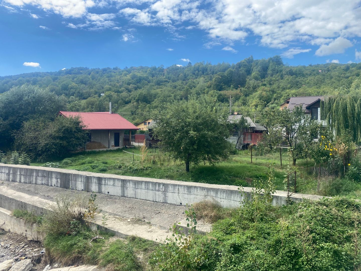 Vanzare casă la poalele Bucegilor!Potential pt. locuinta sau pensiune - Poză 3