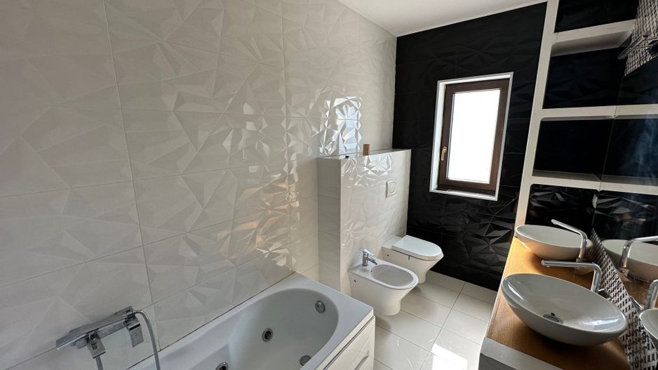 CASA SPATIOASA  CU GARAJ SI TEREN DE 600 MP - Poză 12