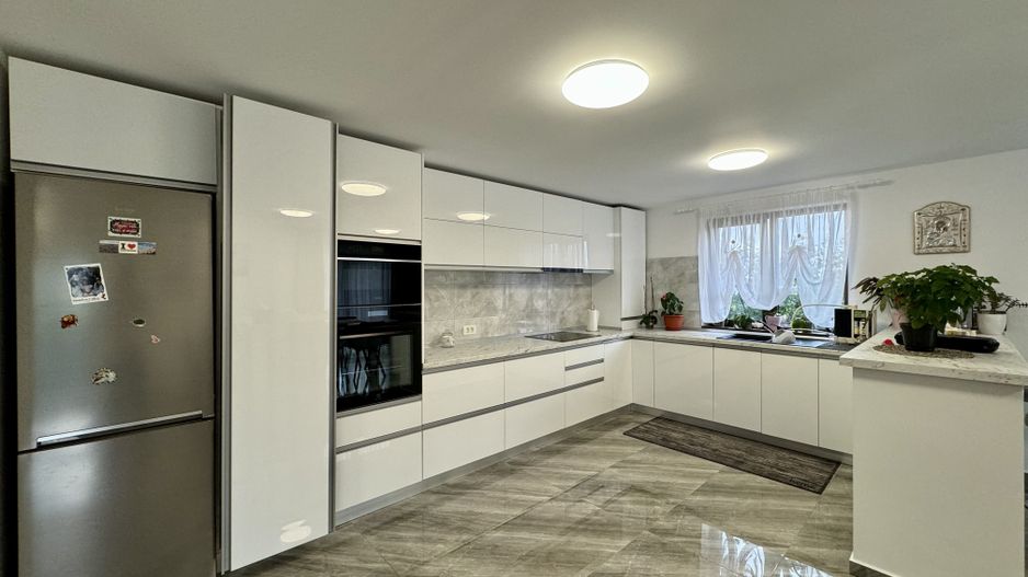 Casă Spațioasă de Vânzare în Ghimbav | Două Apartamente | Teren 579 mp - Poză 4