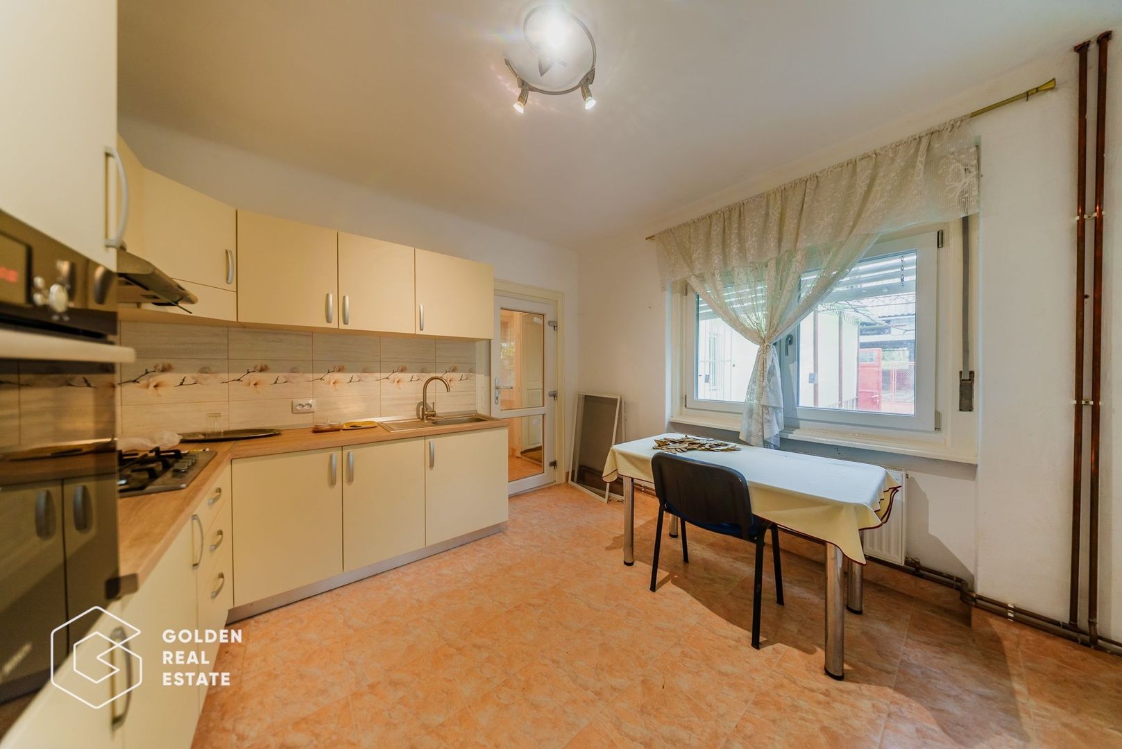 Vila superba, P+E,  Cuvin, 9 camere, 200 mp si teren 1300 mp plus anexa 3 camere - Poză 4