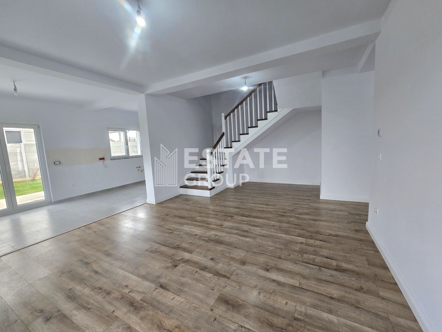 Duplex cu 5 camere despartit prin garaj in Giarmata - Poză 1